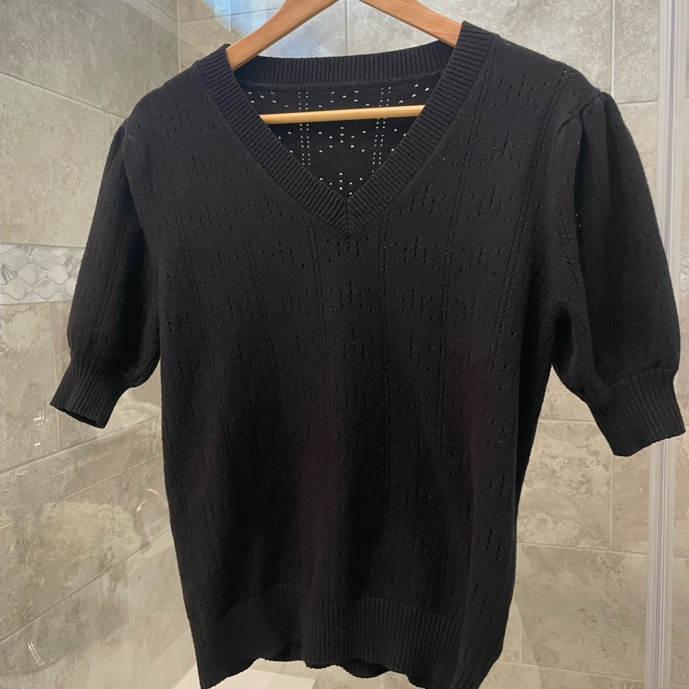Black sweater short sleeve.